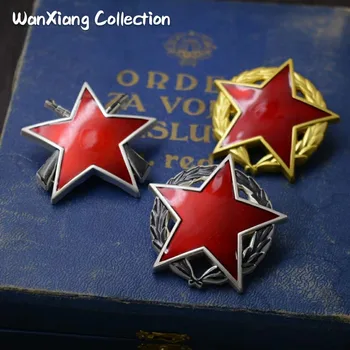 Augstākās kvalitātes Dienvidslāvijas partizānu medaļu bijušās Padomju Savienības Cockade Red star emblēma zīmotnes, cokols