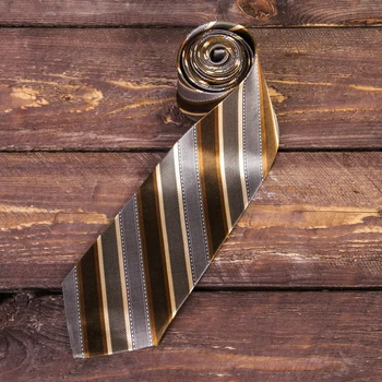 Dāvanu komplekts: kaklasaiti un pildspalva