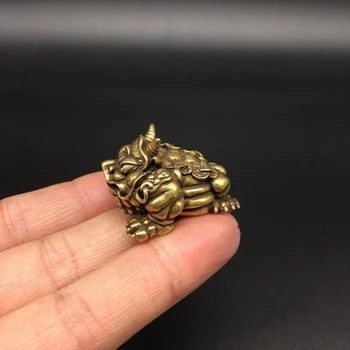 Iegūstama Ķīnas Misiņa Cirsts Dzīvnieku Trim Kājām Zelta Krupis Naudu, Monētas Izsmalcinātu Mazo Statujas