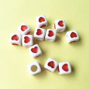 Vairumtirdzniecības 1800pcs 400pcs 7*7MM Jauki Sirds Drukāšanas Cube Akrila Pērles Balta ar Krāsainiem Sarkana Sirds Drukāšanas Plastmasas DIY Krelles
